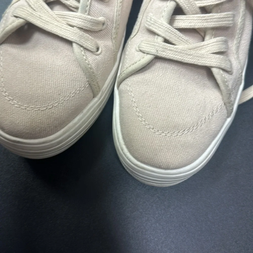 Universal thread women’s cream lace up platform canvas shoes size 9